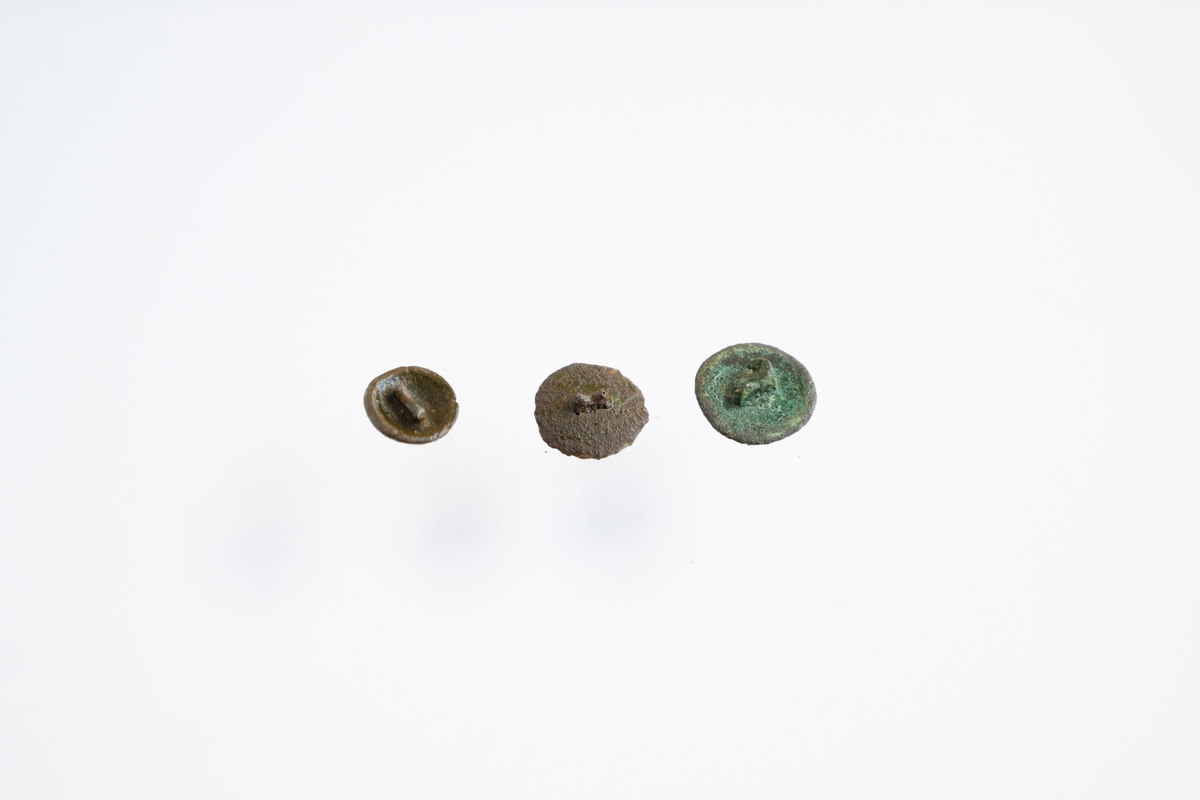 Tre knappar till klädedräkt av äldre typ. Möjligen 1500-tal.