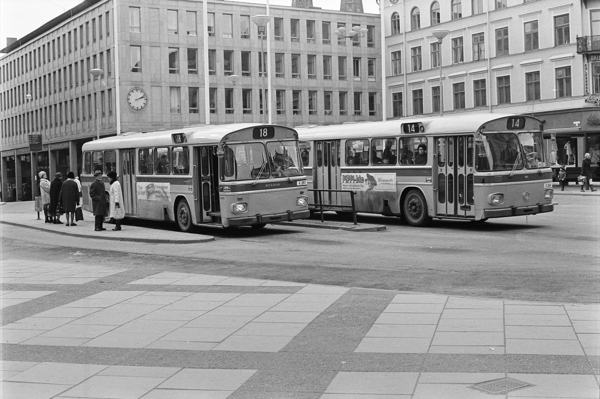 Bussar och gångtrafikanter vid Stora torget, Uppsala 1970