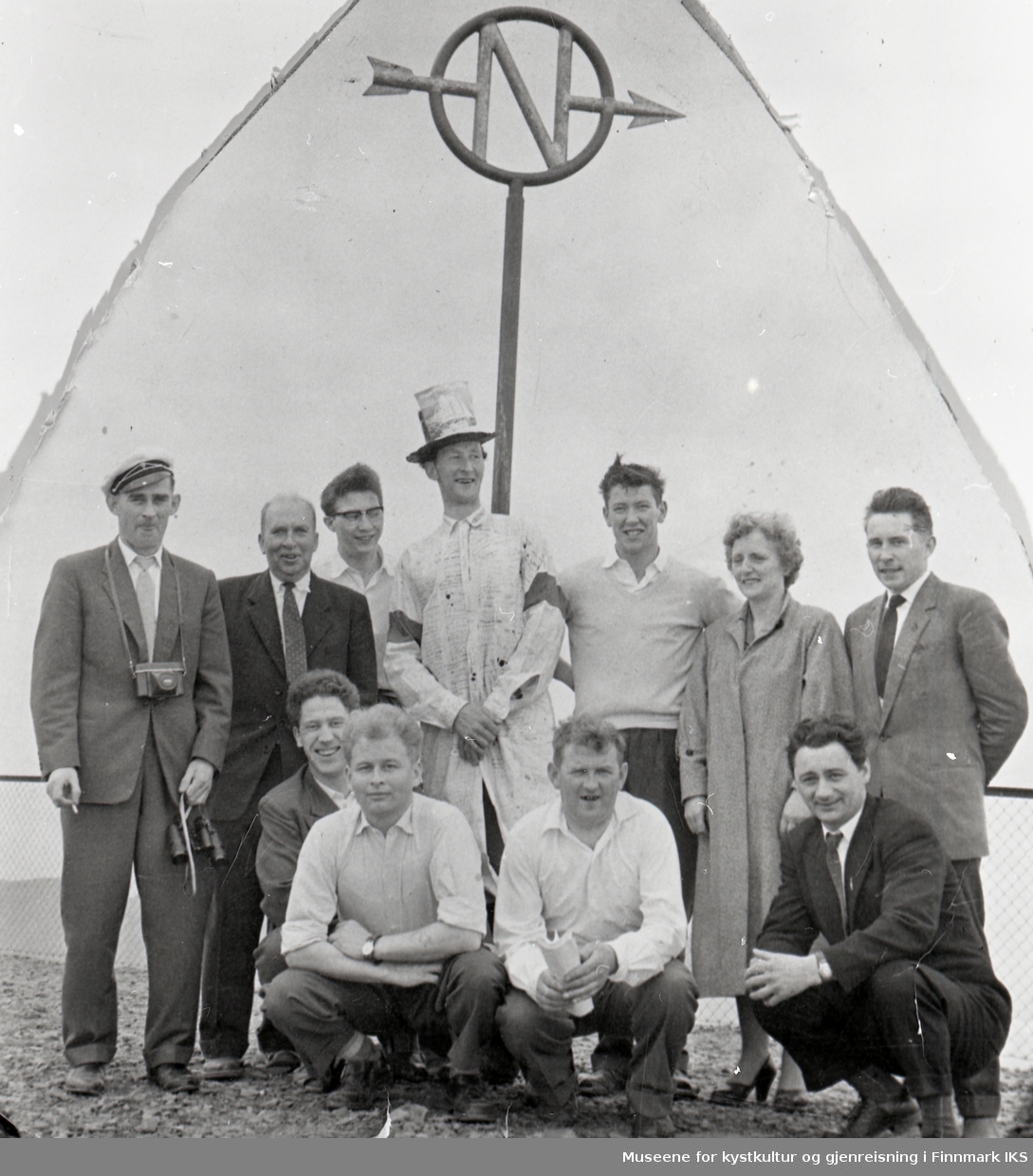 Medlemmer av aksjonen for R/S "Skomvær II" ved Nordpilen på Nordkapp-platået. 1960.