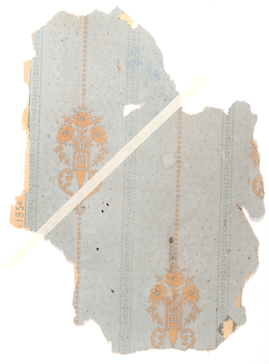 Fragment av  randmönstrat tapet med rytmiskt placerade blomsterurnor i blått på obestruken botten. Två tryckfärger. IB