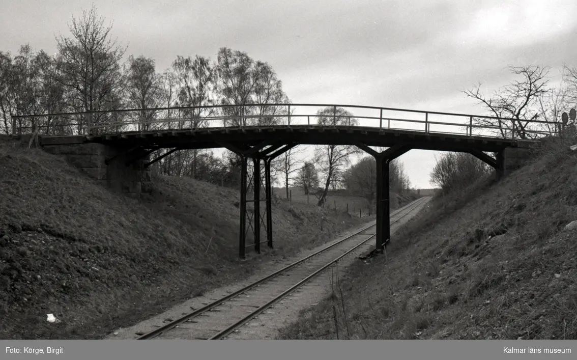 Bro över Sj Läckeby - Rockneby vid Åsarna 1.100 meter väster om riksväg 15 på väg Åsarna - Skammelstorp - Petersborg - Lilla Vångerslätt i Kalmar kommun. Foto, från norr.