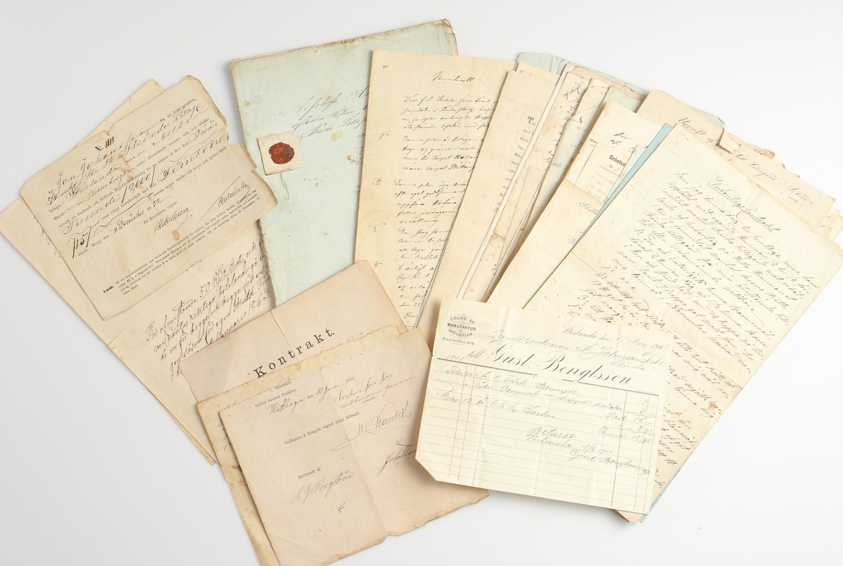 Diverse handlingar, kontrakt, foton, böcker. diplom m.m. från en lång följd av år (1828-1939).