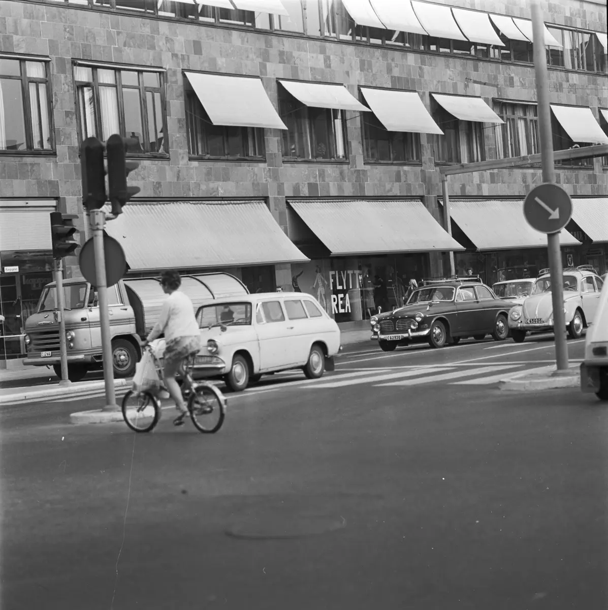 Trafik i korsningen Kungsgatan-Vaksalagatan, Uppsala 1970 ...