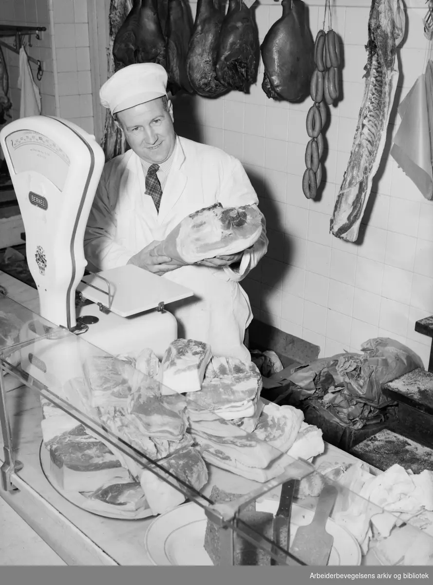 Kjøttforretning. Pølsemaker. Slakter. Antatt Oslo. April 1950.