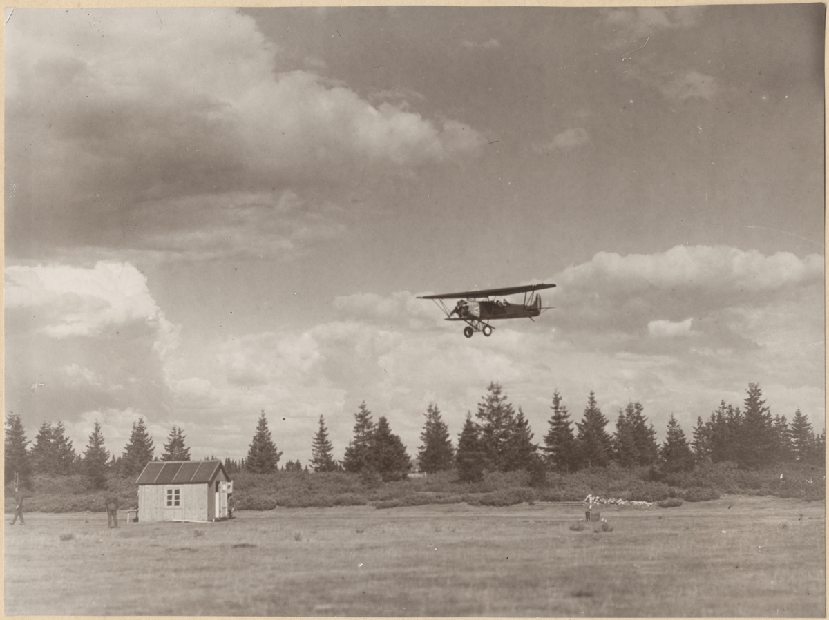 Fly for landing, trolig ca. 1930. Bildet har tilhørt Leif Hallesby (1908–1945) fra Åndalsnes, og det antas at han sitter i flyet. I Falstadsenteres samlinger fins det bevart ei loggbok ("Flyvebok") etter Hallesby for åra 1928–31. Han satt i fangenskap på Falstad 1942–44, senere på Grini og i Tyskland.