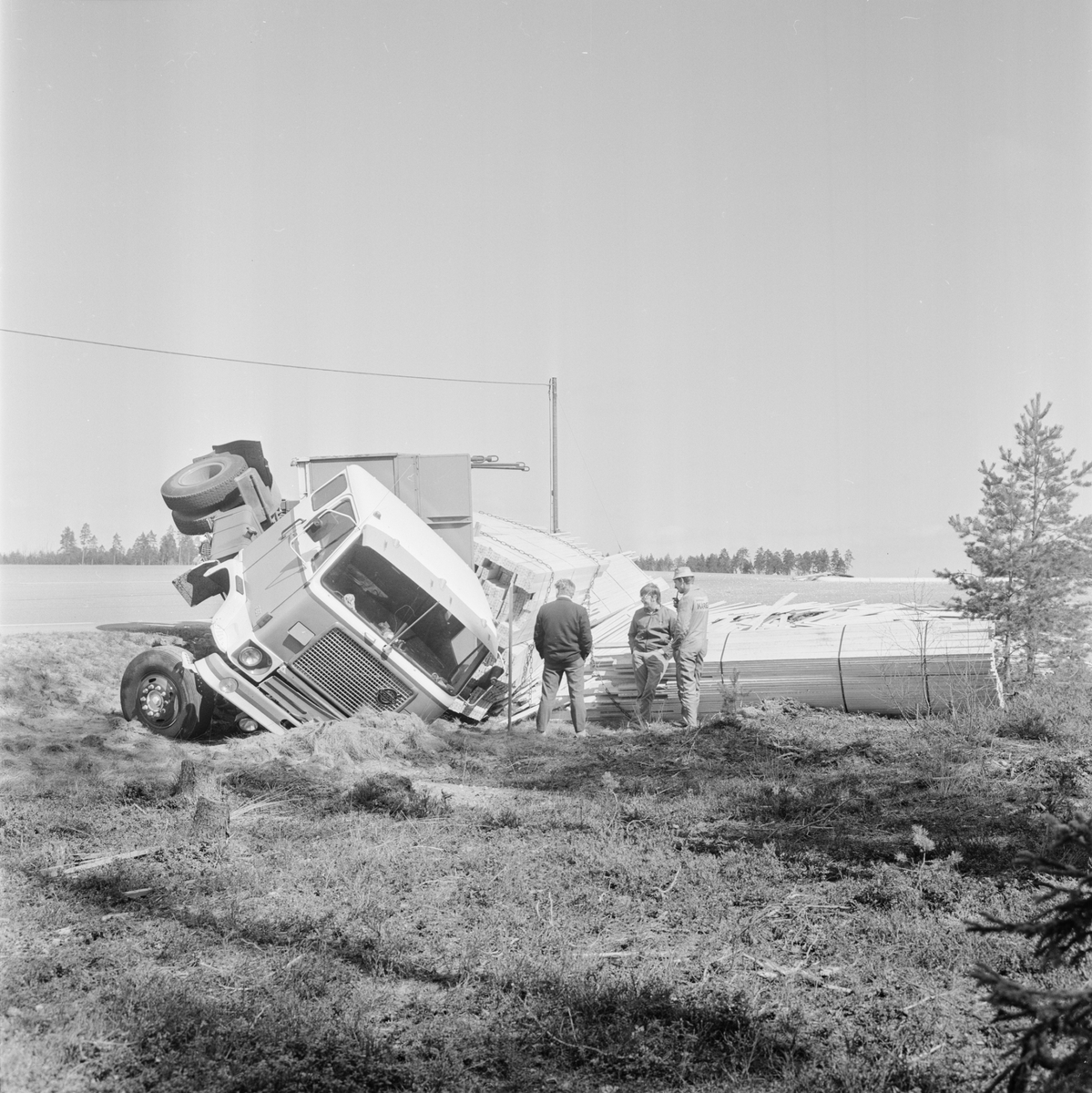 Norsk lastbil tippade vid Mehede, Tierps socken, Uppland, maj 1972