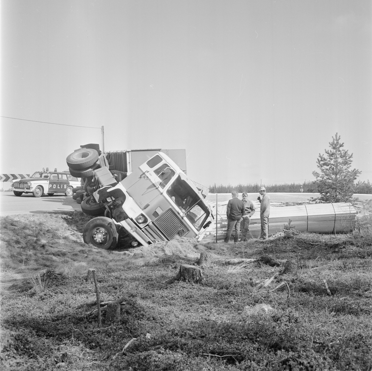 Norsk lastbil tippade vid Mehede, Tierps socken, Uppland, maj 1972