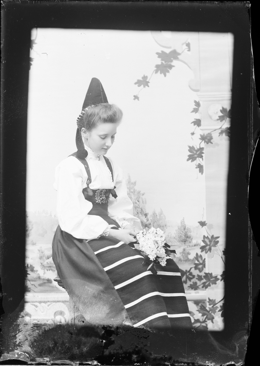 Sara Edhlund klädd i folkdräkt, Östhammar, Uppland