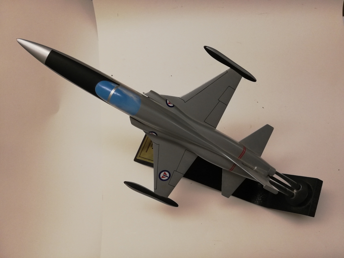 Modell av F-5A gitt til Luftforsvaret av Northrop Grumman. 30 års service.