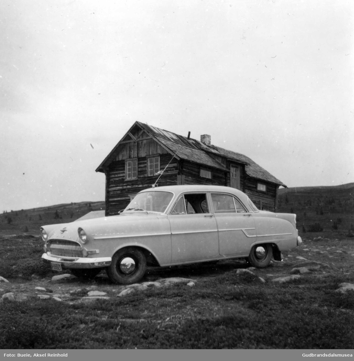 Sommerferie, august 1956. På Horgen i Sel. Bilen er en Opel Kaptein. I bakgrunnen det gamle Rosten hotell som ble flyttet opp til Horgen.