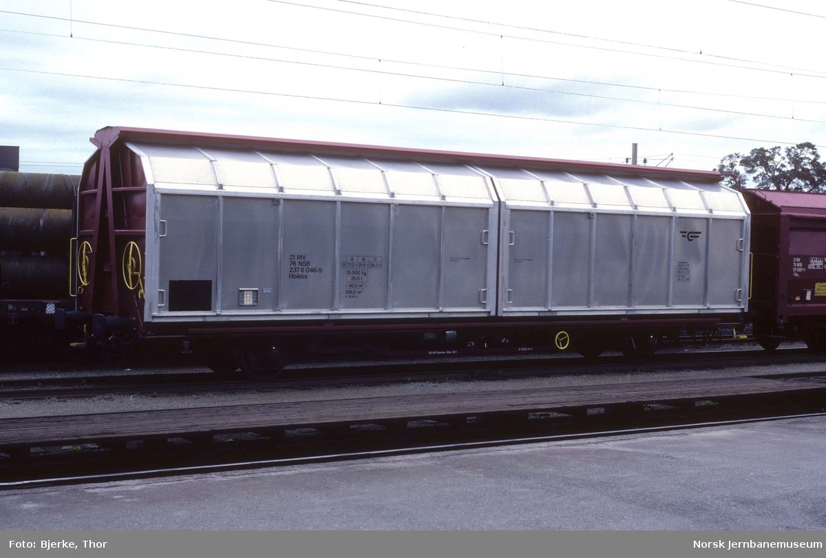 Lukket godsvogn med skyvevegger litra Hbikks nr. 237 6046 på Gjøvik stasjon