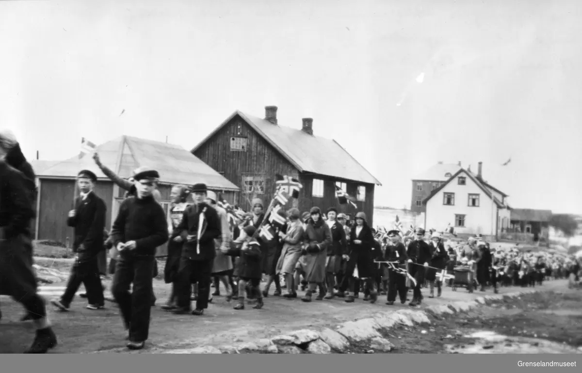 17. mai tog i Grubeveien, Bjørnevatn. Antagelig 1930. 
Den hvite bygningen i bakgrunnen er den gamle skolen.
