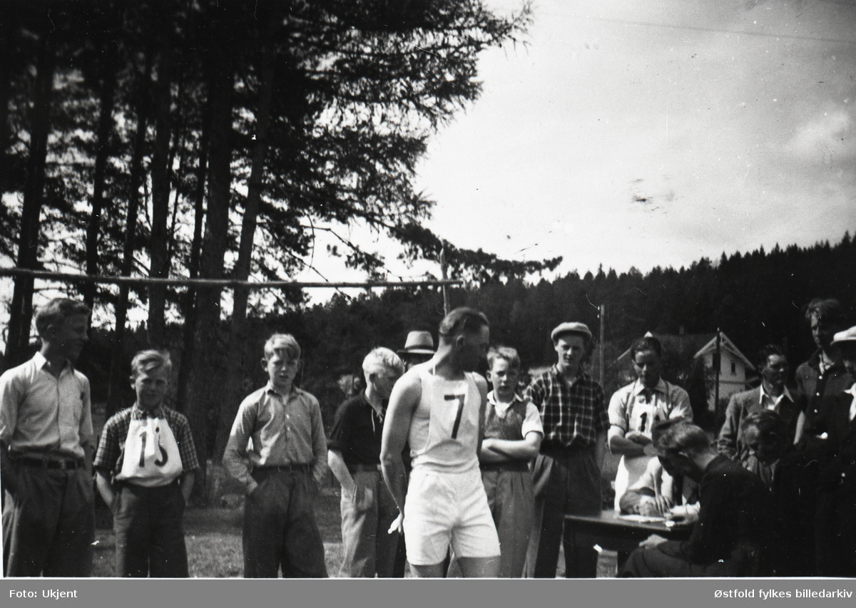 Illegalt idrettsstevne på Ramoen i Tune, 2. verdenskrig. Nr 7 på brystet ganske sikkert Arne Berger.