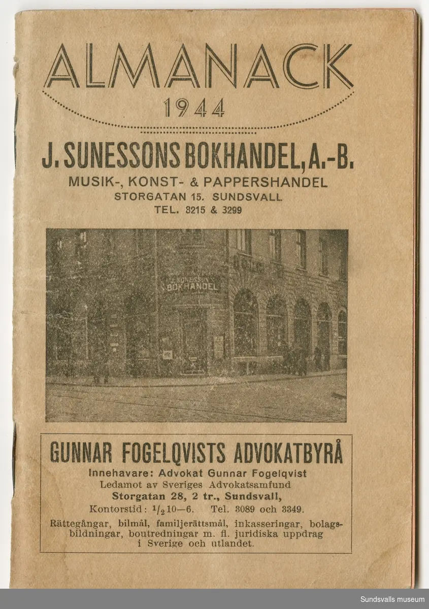 1944- års almanacka innehållande såväl information om datum, helgdagar, solens upp- och nergång som för orten verksamma företags reklamtryck.