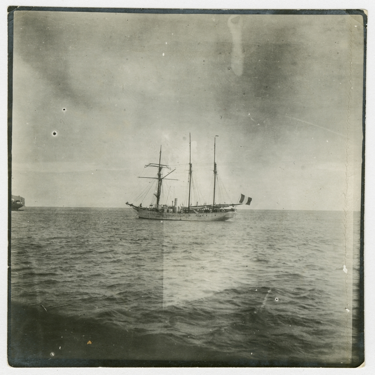 Den franska undsättningsexpeditionens fartyg, Le Francais, i Funchal på Madeira.
