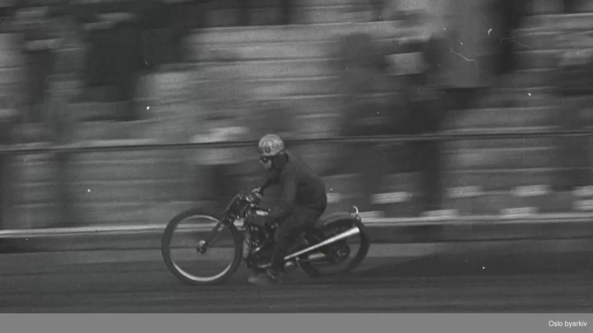 Motorsykkelrace på Bislett stadion med tilskuere. Basse Hveem og Rolf Solberg ble norgesmestere på kortbane.