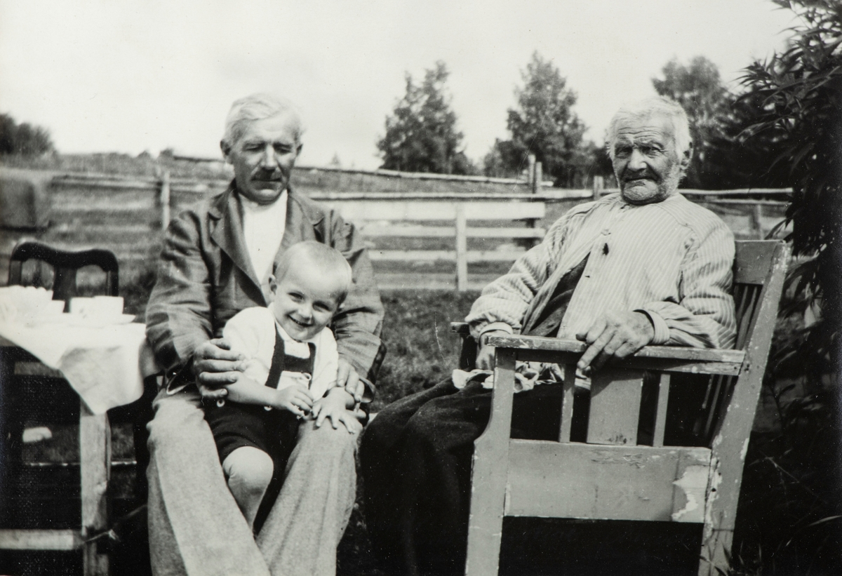 Familie gruppe 3.  3 generasjoner. 
Fra høyre, Mathias Berntsen (1857-1939), Olaf Berntsen (1893-1960) med sin sønn Ole Martin Kinn-Berntsen (f:1937) på fanget. Bildet er tatt på Sagbakken, en plass under Staur gård. Bildet er tatt i 1939. Alle disse tre har arbeidet på Staur. Ole Martin riktignok bare i en kortere periode.