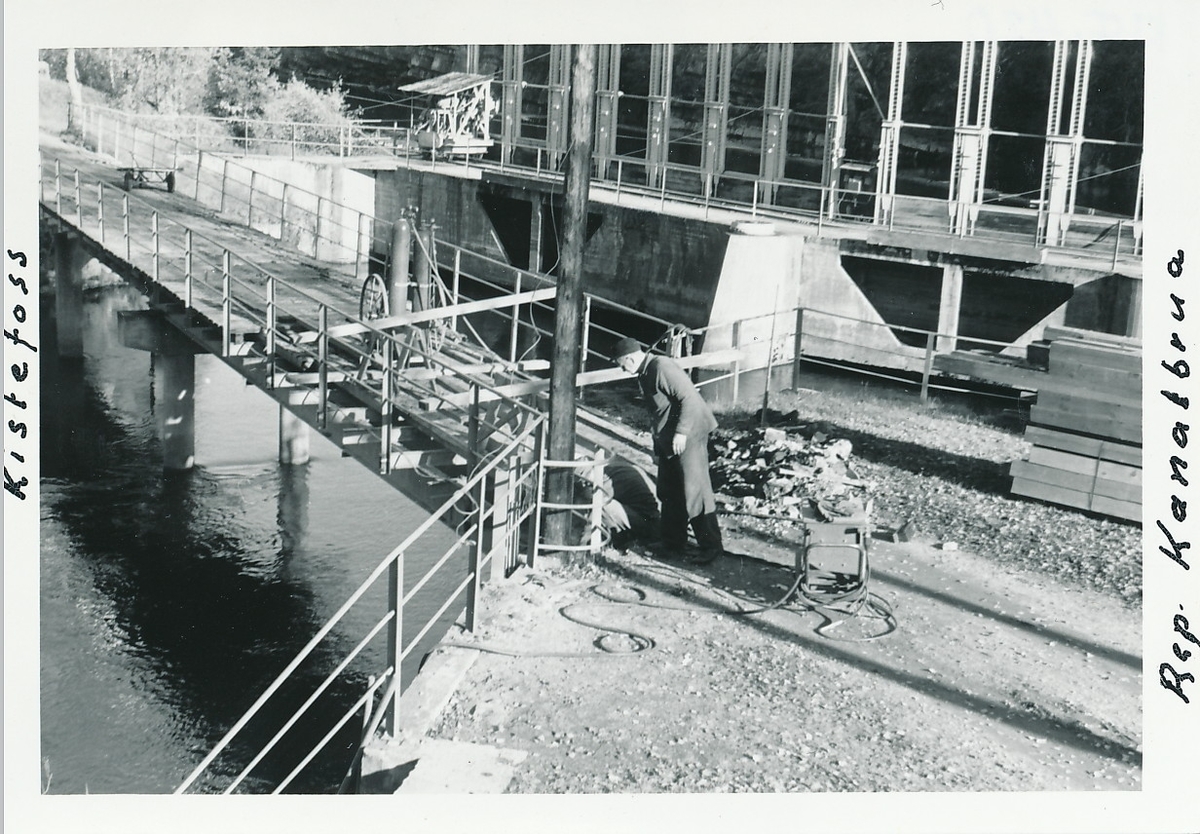 Reparasjonsarbeid på brua over kanalen ved kraftverket på Kistefoss.