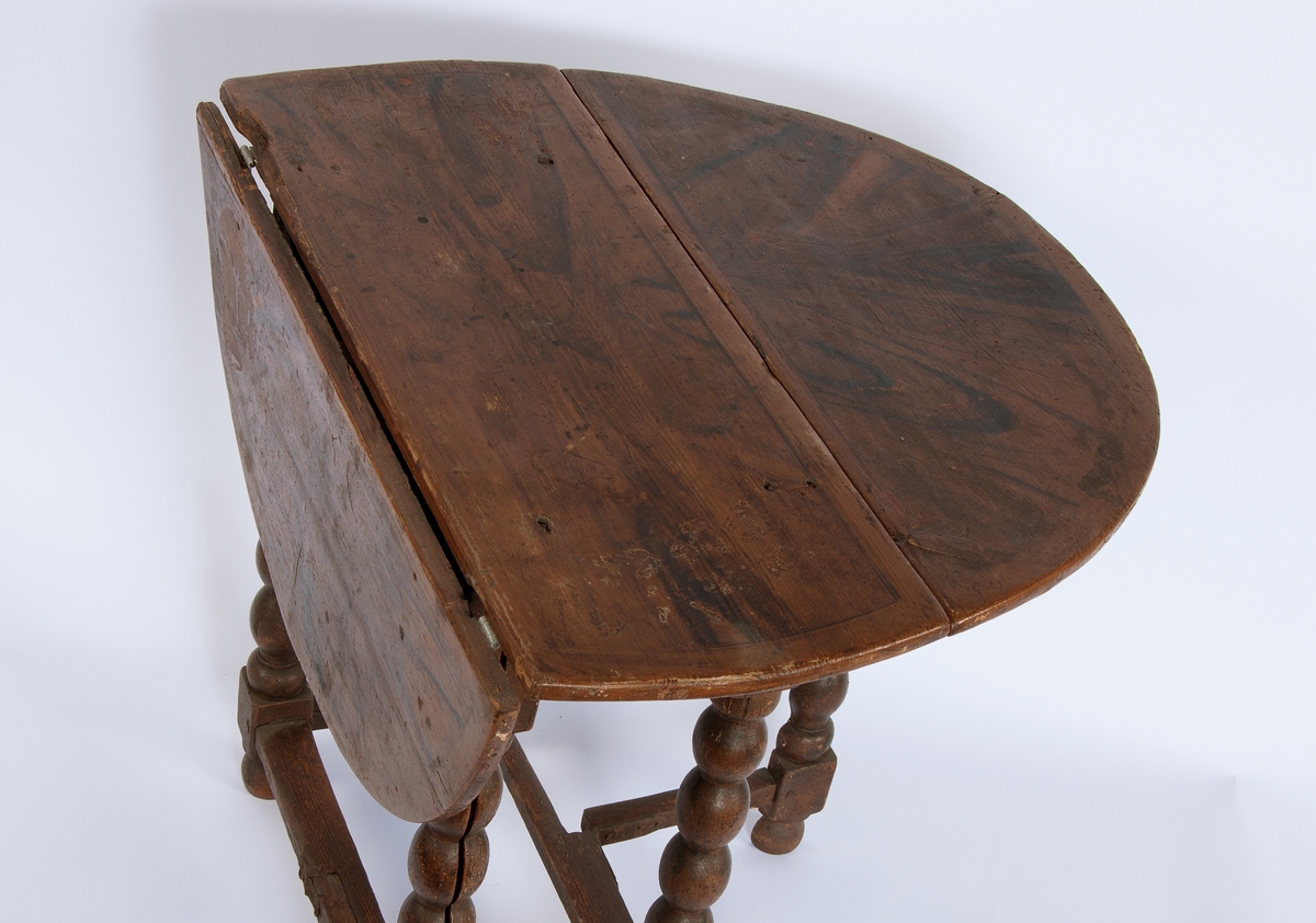 Bord i 2 deler, A: Bord og B: skuff.  Bordet er ovalt når det er utslått, 4 ben, hvorav 2 er halvdelt, utslagbare og fungerer som støtte for klaffene. Skuff under.