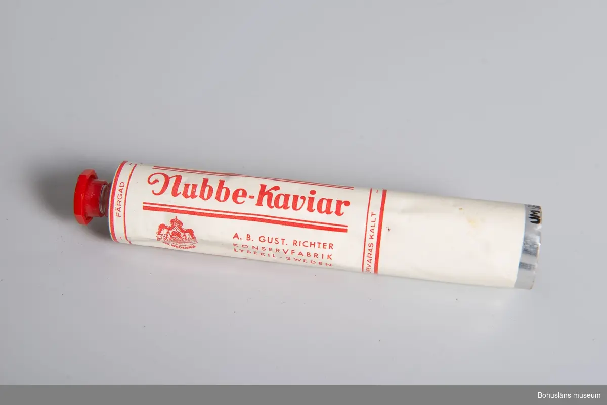 Tub för: "Nubbe-kaviar" från A.B.Gust. Richter Konservfabrik, Lysekil-Sweden.
Vit tub med röd text.