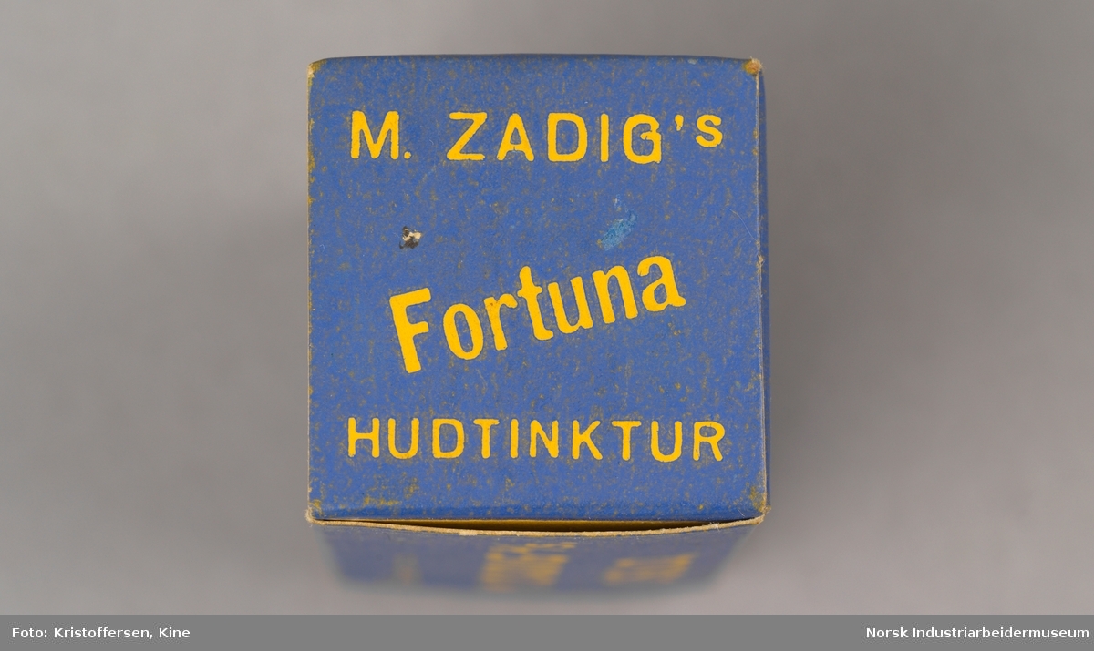 Blå emballasjeeske med gul skrift for M. Zadig`s Fortuna