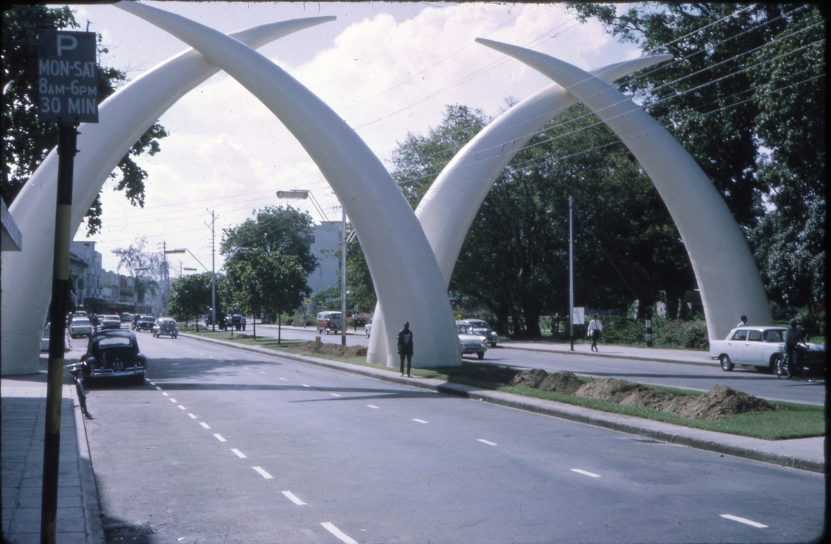 Fire støttenner danner to buer over 'Moi Avenue' i Mombasa, Kenya. 'Sagafjord' Around The World via Africa Cruise 1966.