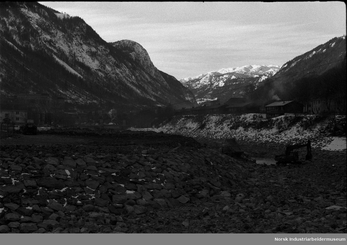 Elveleiet til Måna ved Mæland, vinterstid, hvor det graves med maskin.
