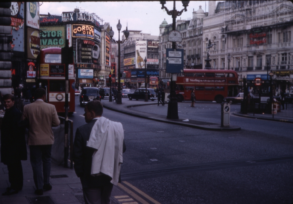 Mennesker og trafikk ved Piccadilly Circus i London, England. 'Sagafjord' Spring Cruise to Europe 1966.