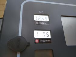 Dokumentasjon av senkede drivstoffpriser på den lokale bensi