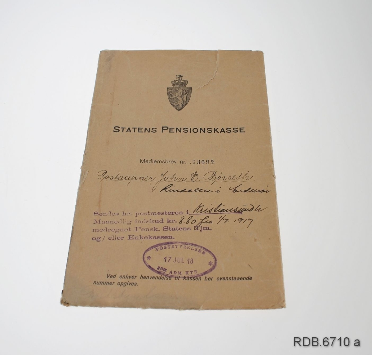 Konvolutt som inneholder medlemsbrev i Statens pensionskasse, medlemsbrev nr. 13692 for Postaapner John Evensen Børseth, utskrevet 4. juli 1918. Stemplet av Poststyrelsen 17. juli 1918.