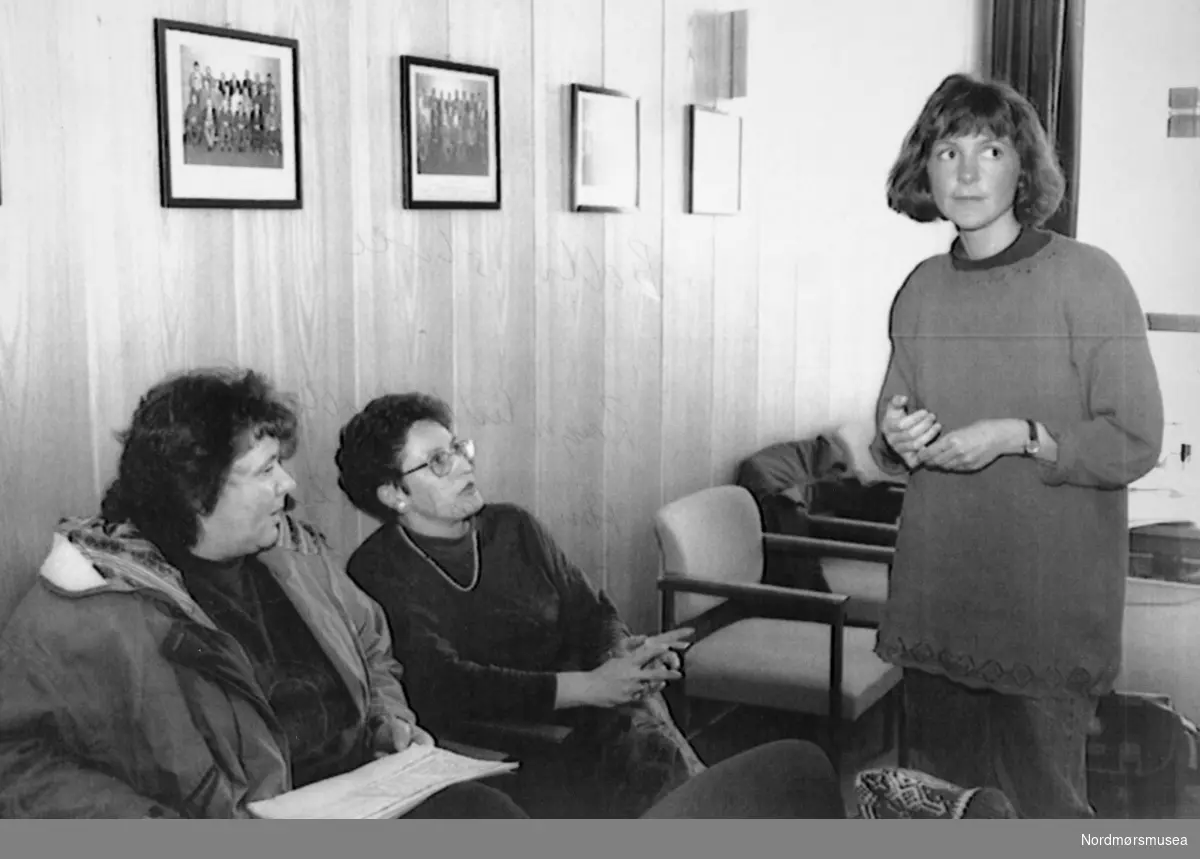 Bolli skole. Ragnhild Bolli, Anne Britt Lien, Torill Eide. Bildet er fra avisa Tidens Krav sitt arkiv i tidsrommet 1970-1994. Nå i Nordmøre museums fotosamling.