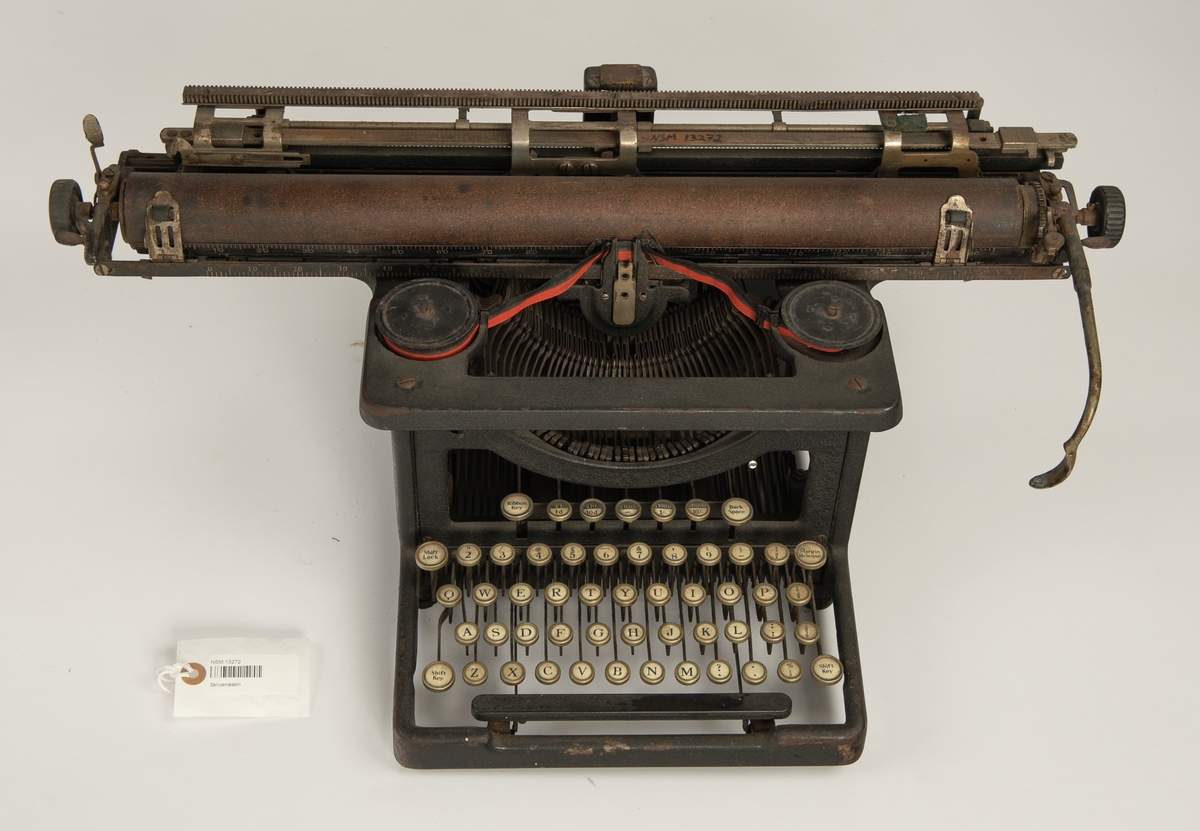 Skrivemaskin med spesielt lang valse.