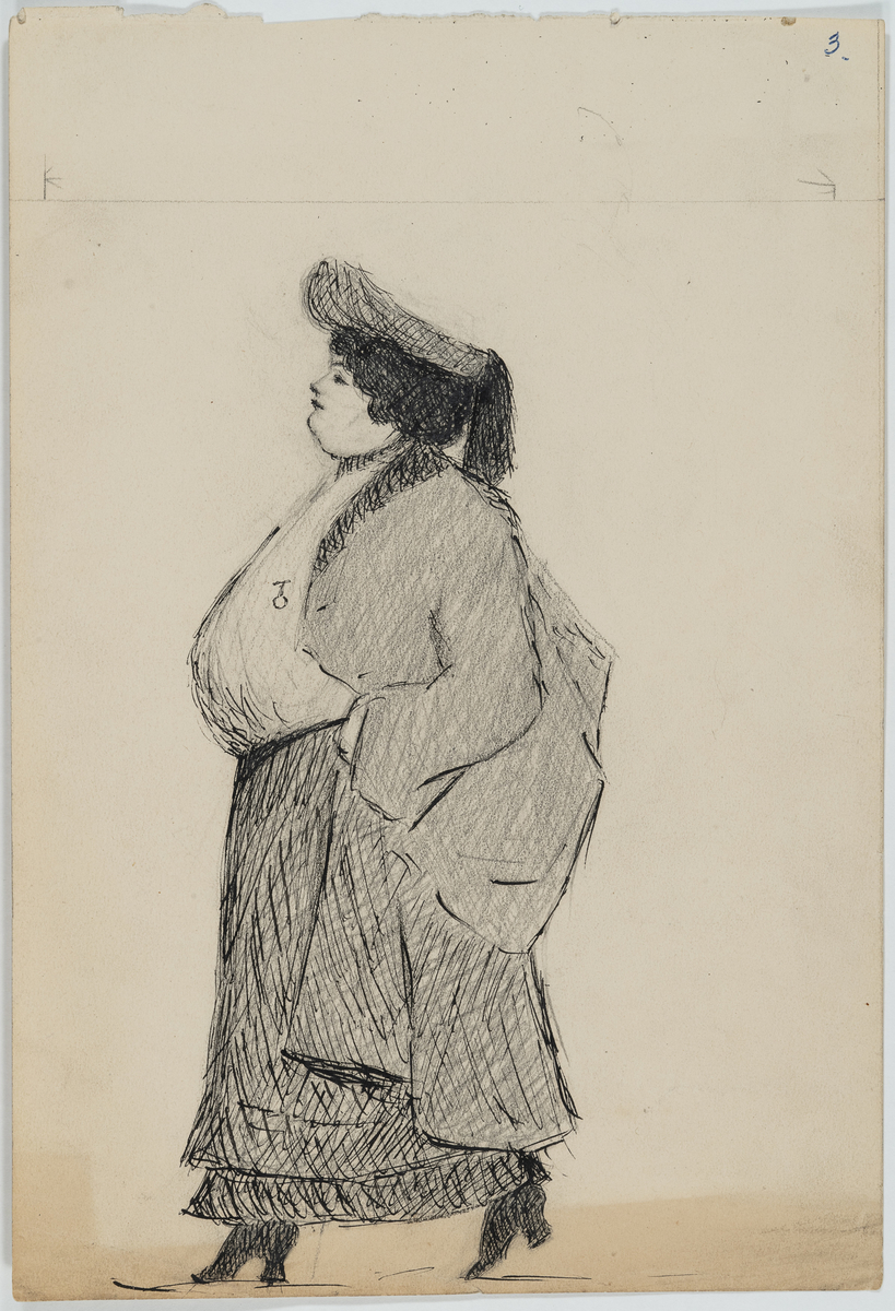 Penne- og blyanttegning av korpulent kvinne i helfigur profil. Kvinnen har på seg hatt, skjørt, skjorte med lommeur og lang jakke/ kåpe. På baksiden noe som ser ut som skriftprøver.