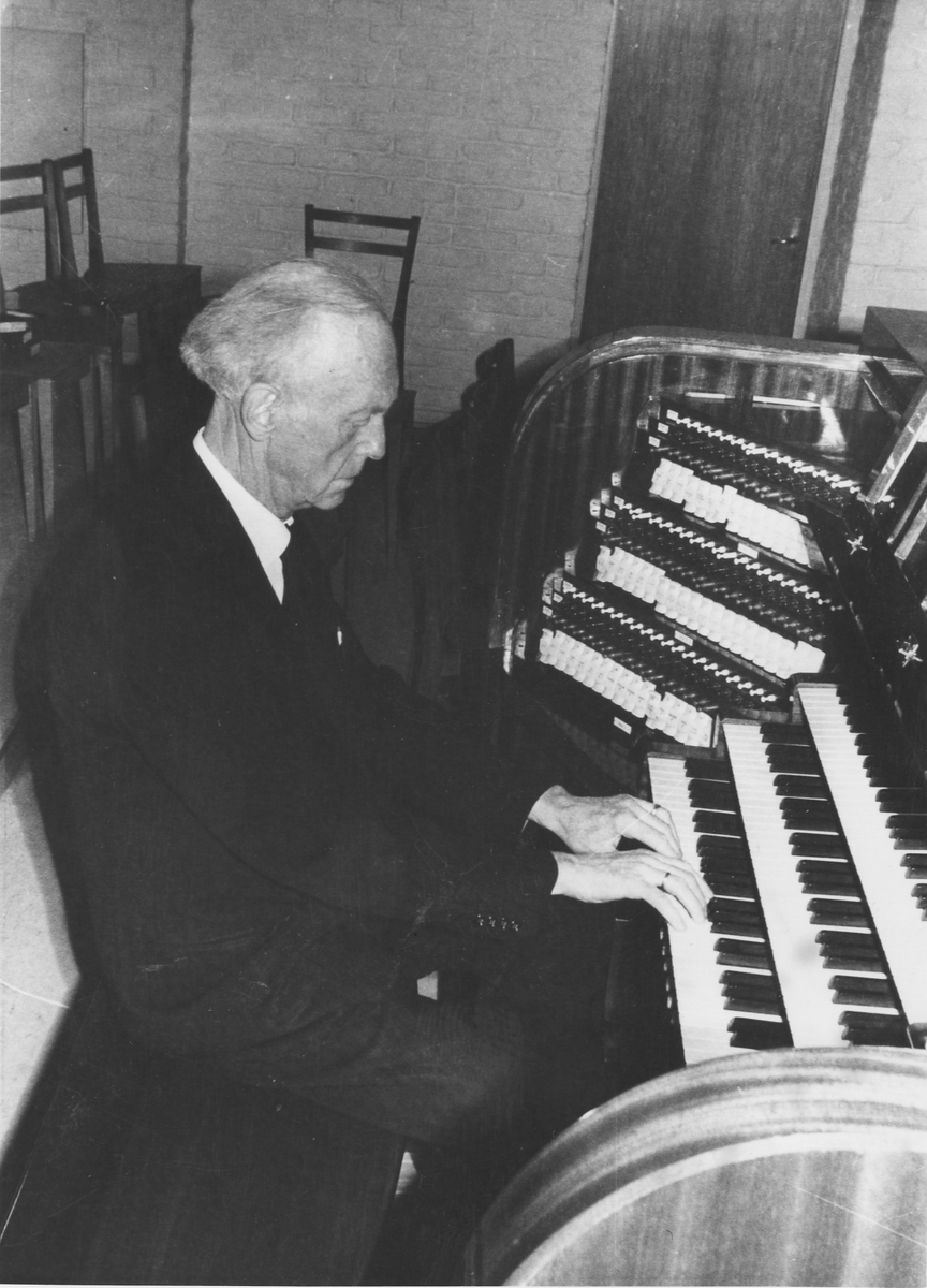 Organist Thorolf Høyer-Finn ved orgelet til Molde kirke.