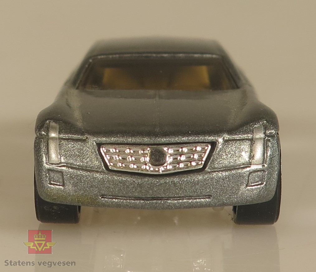 Primært grå modellbil laget av metall.