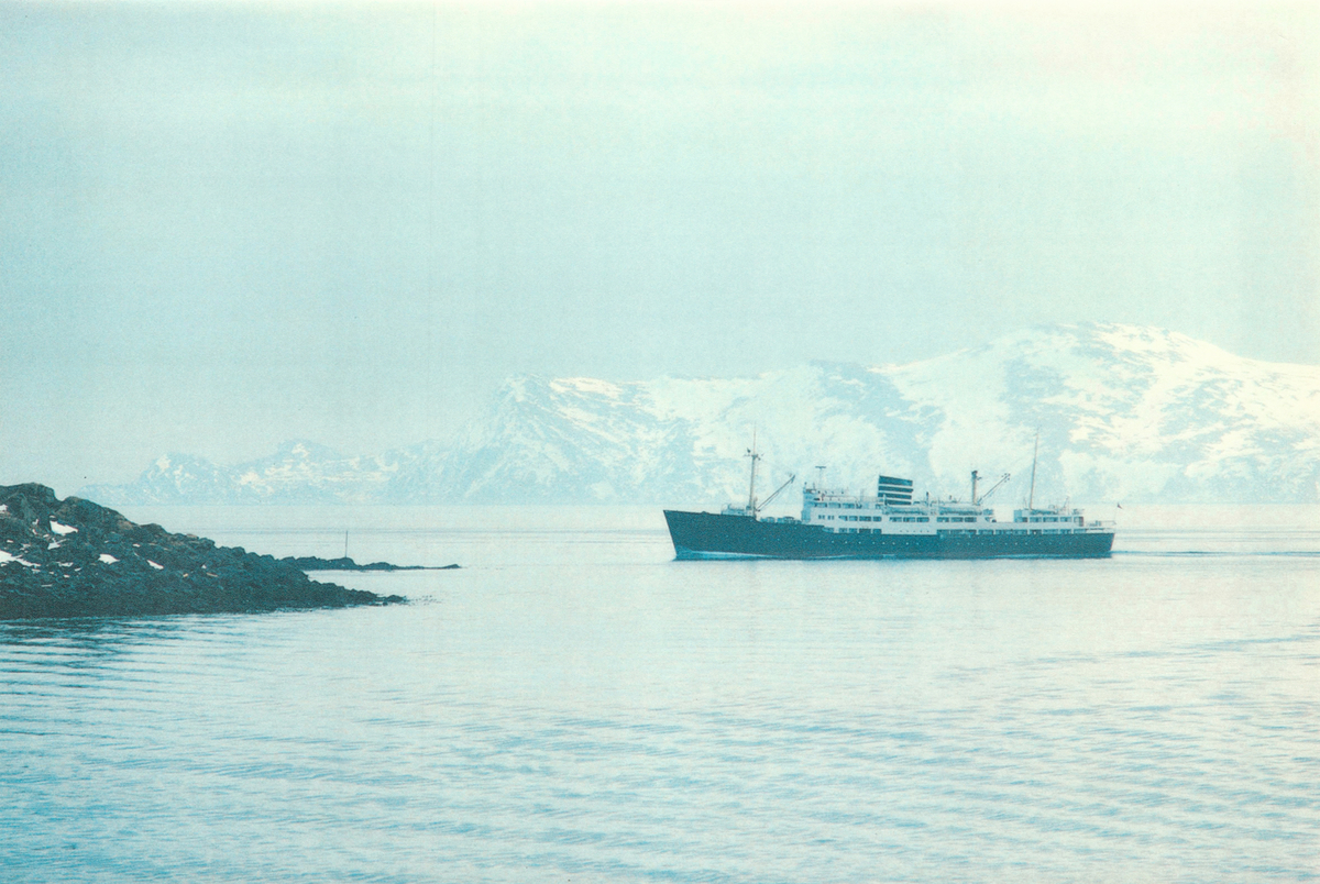 Hurtigruta MS Midnatsol ved Havøysund i 1979. Skipet ble bygd i 1949 og gikk i hurtigrutetrafikk til 1983. Det var eid av Det Bergenske Dampskibsselskab til 1979 og deretter Troms Fylkes Dampskibsselskap til 1983. Skipet ble hugget i 1987.