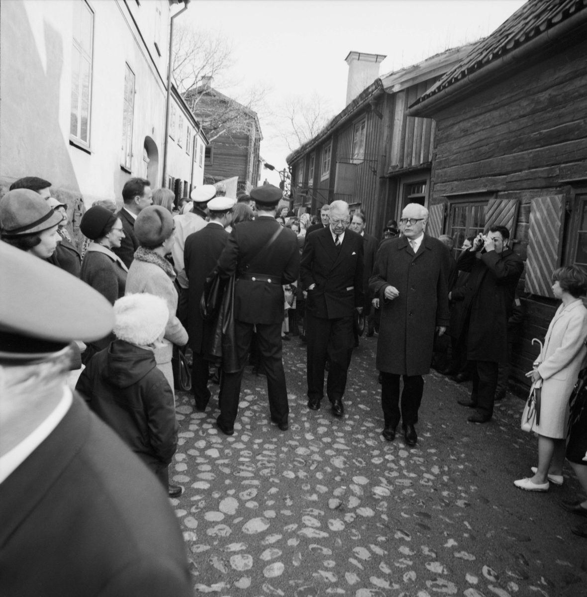 75-årsjubileet. Kung Gustav VI Adolf och Skansenchefen Gösta Berg i stadskvarteren på Skansen.