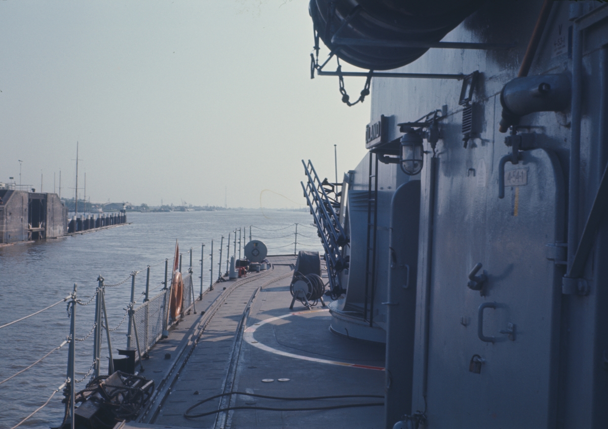 På bilden syns akterskeppet av jagaren Öland som har lämnat slussen i Kiel.