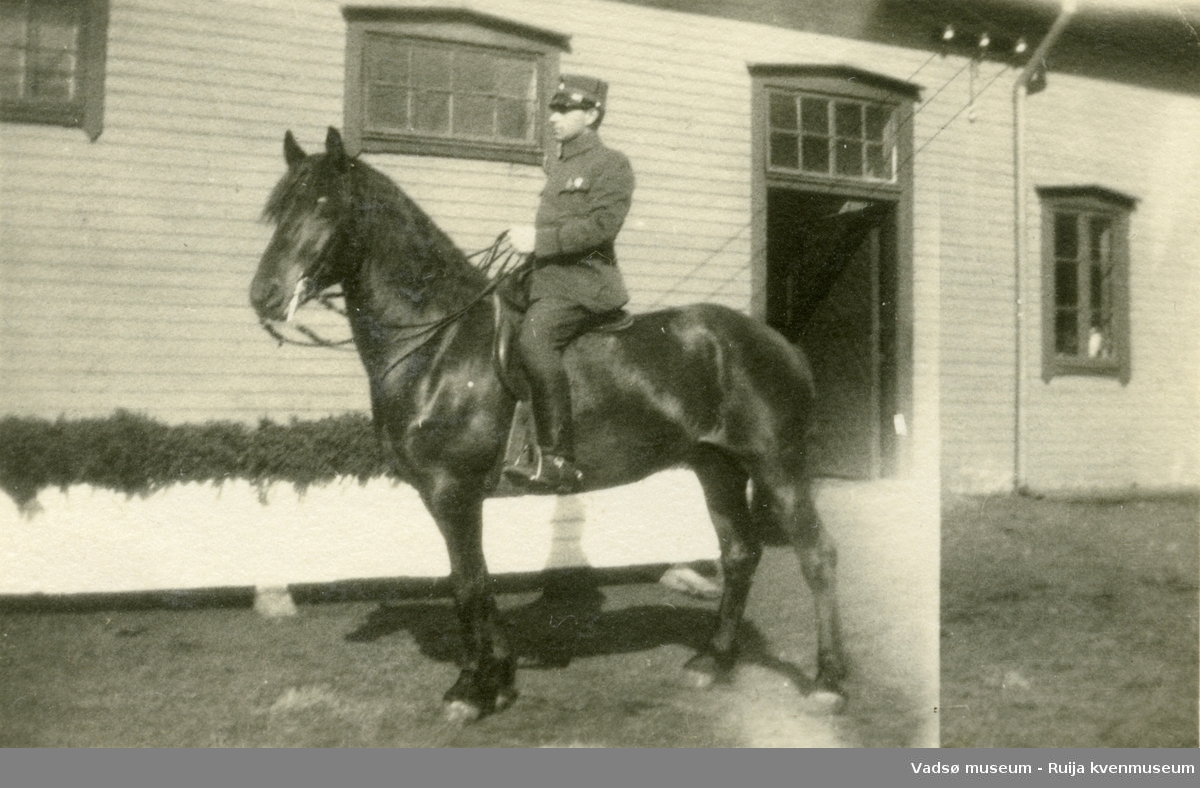Mann i uniform på hest.