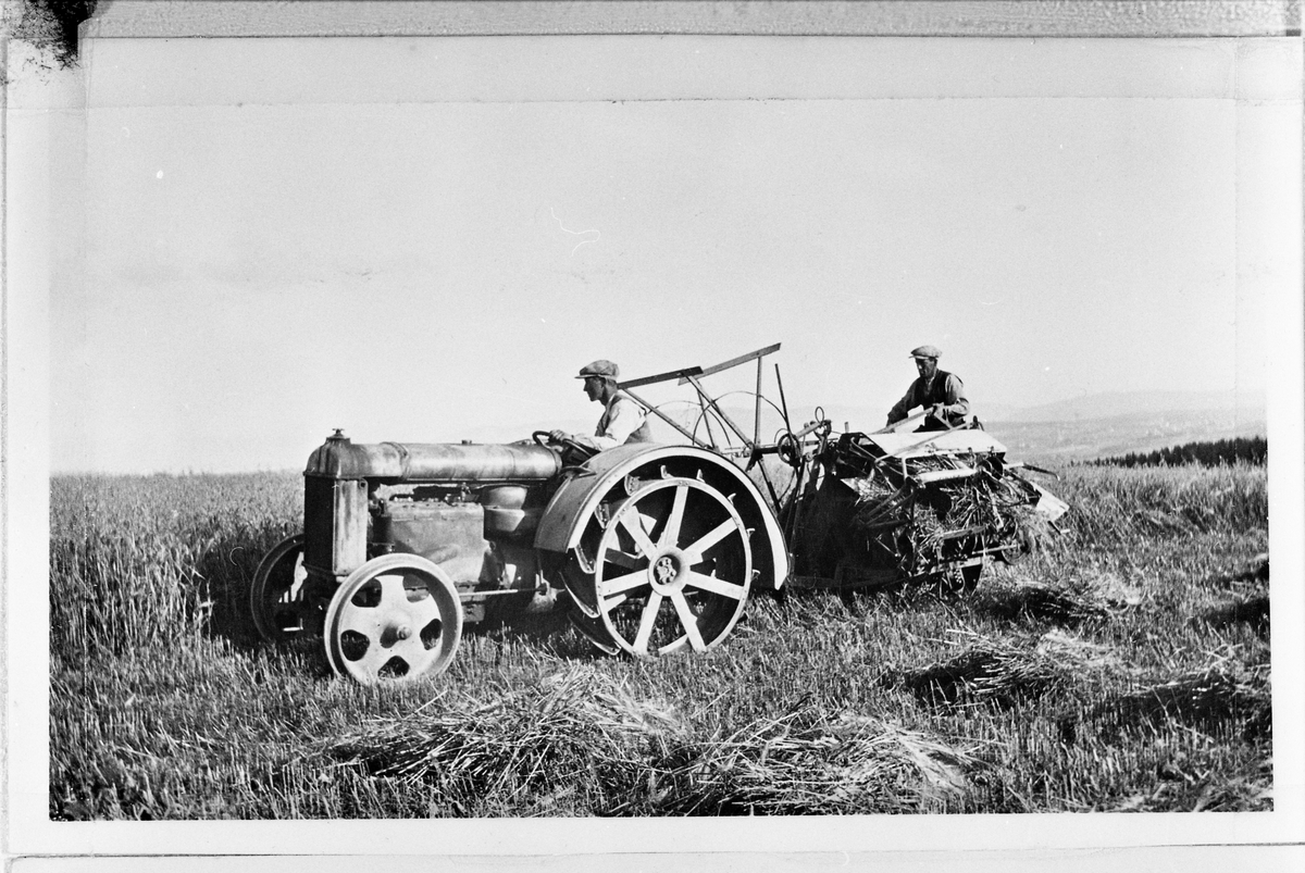 Skuronn med sjølbinder trukket av en Fordson traktor, Seierstad østre på Lena året 1930. Hans Seierstad kjører traktoren, Hjalmar Håkenstad sitter på sjølbinderen.