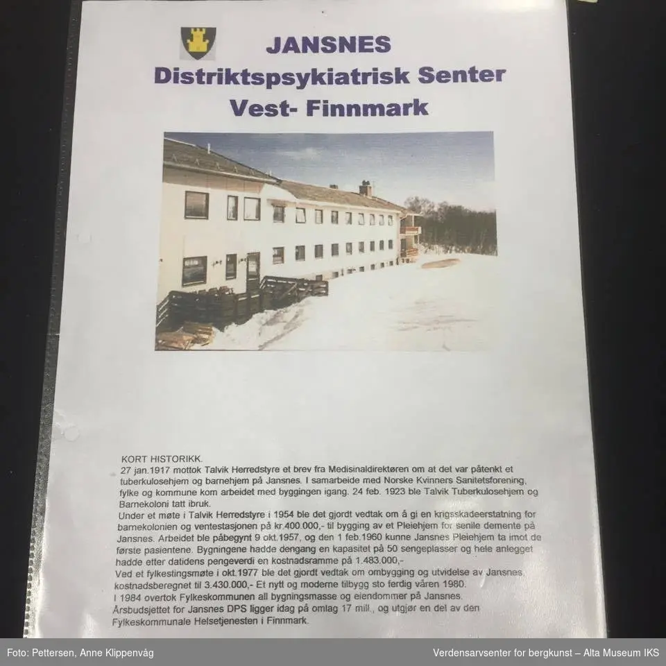 En papirmappe med ulike papirer for arbeidsforhold og personalminner for Jansnes psykiatriske hjem.