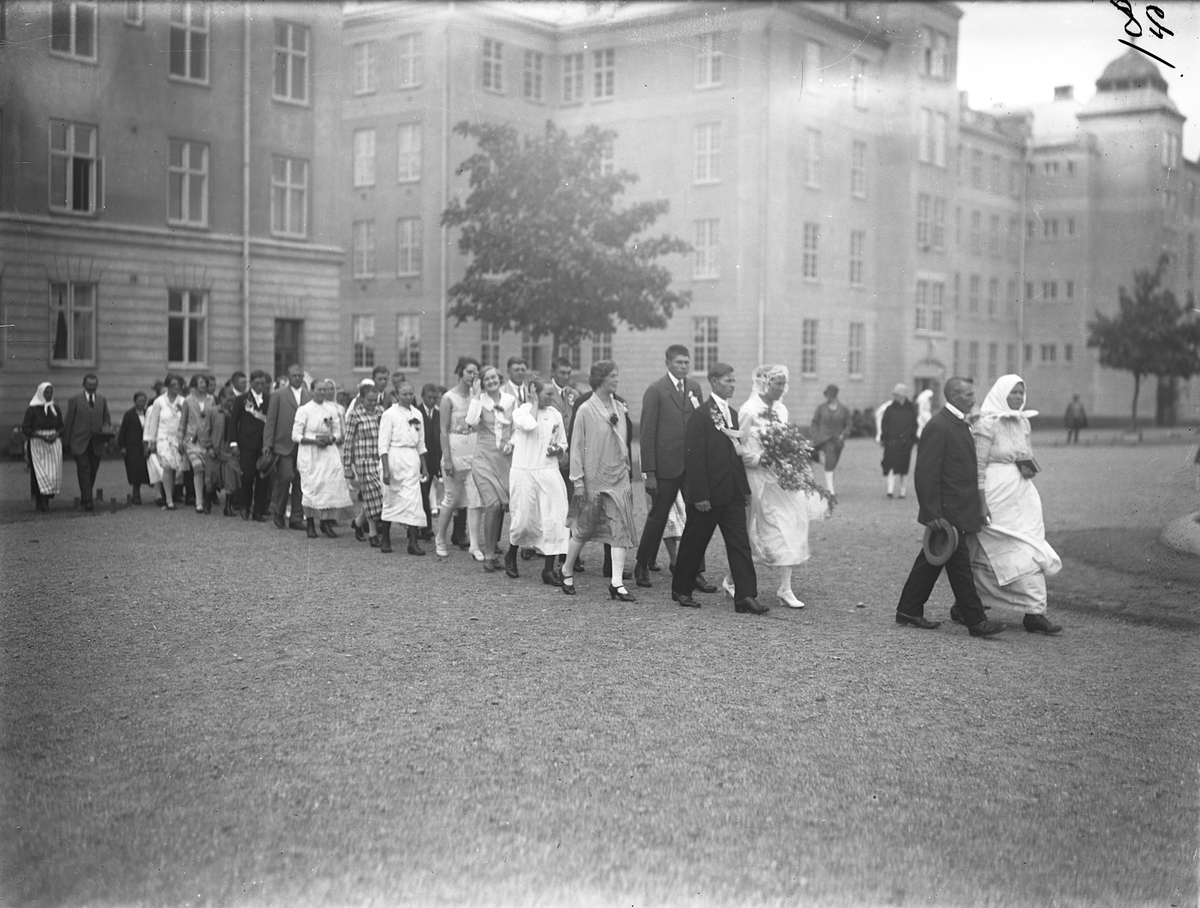 Gustav Annas och Emma Hinnas med gäster utanför kasernen på Ryhov. Efter ankomsten till Jönköping 1929 var det några av svenskbyborna som ingick äktenskap.