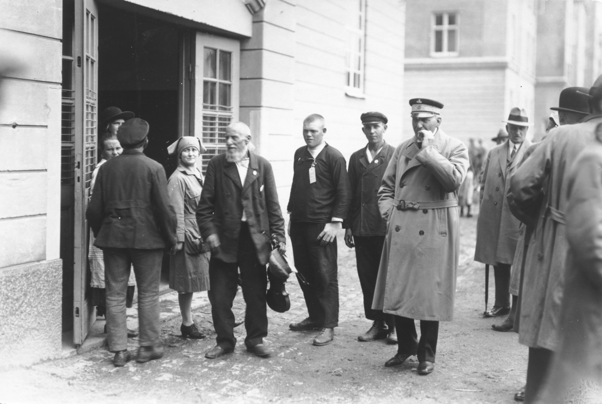 Personer vid kasernen på Ryhov vid svenskbybornas ankomst till Jönköping 1929.
