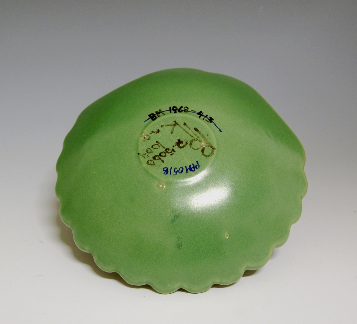 Prot: Skål av keramikk med grønn glasur, formet som et skjell.