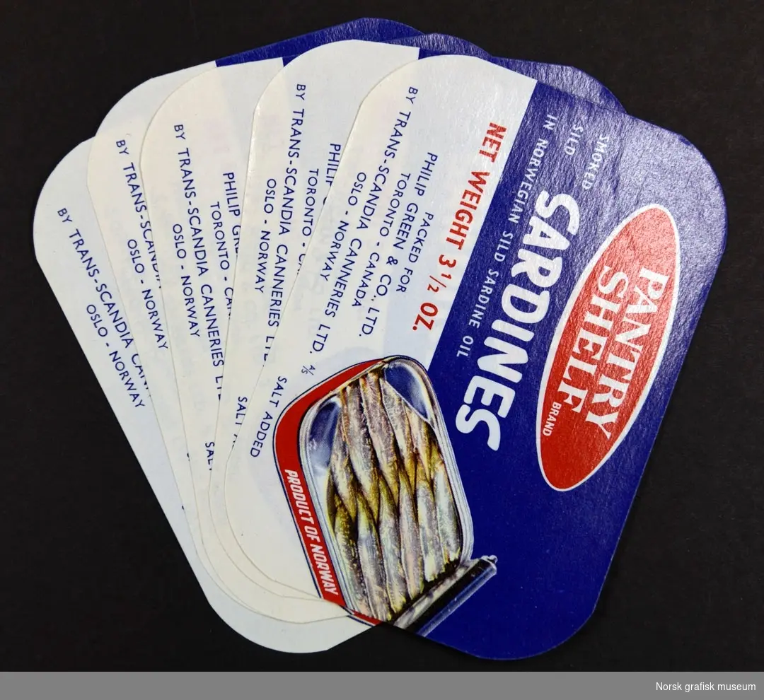 Etikett i rødt, hvitt og blått med en fremstilling av en åpnet boks med sardiner. 

"Smoked sild sardines in Norwegian sild sardine oil"