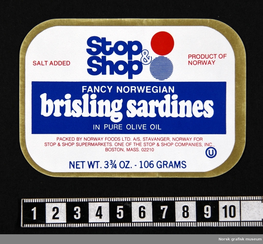 Hvit etikett med ramme i gull og tekst og trykk i rødt og blått. 

"Fancy norwegian brisling sardines in pure olive oil"