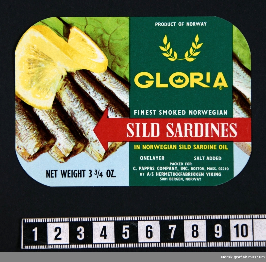 Etikett med bilde av sardiner dandert med sitron og salat. 
"Finest smoked Norwegian sild sardines in Norwegian sild sardine oil"