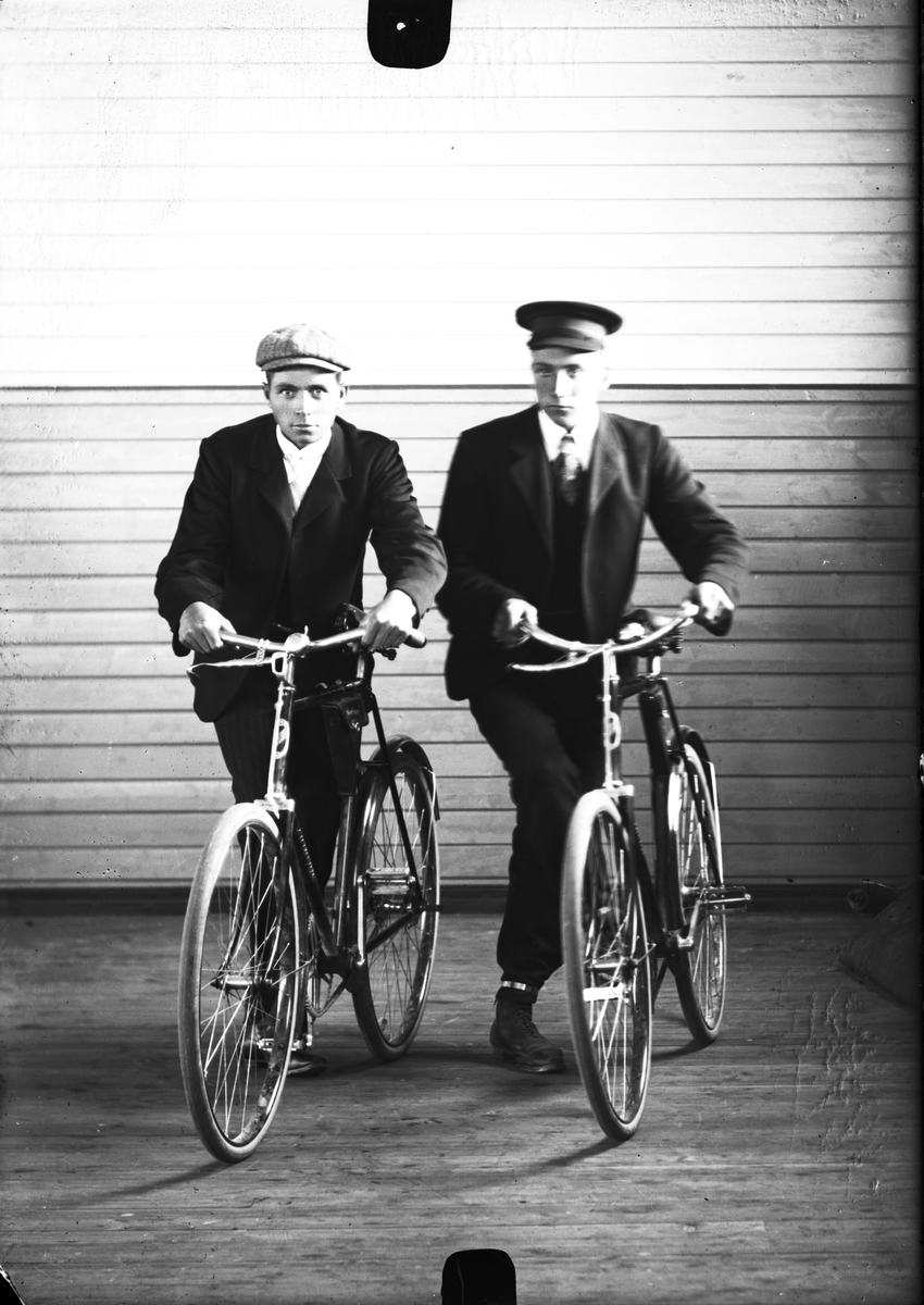 To unge karer med sykler