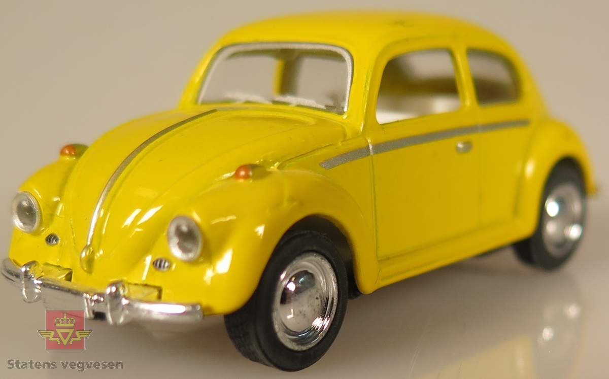 Modellbiler av Volkswagen Beetle, to av bilene er farget helt hvit, tre av de er farget blå, de tre siste er farget gul.