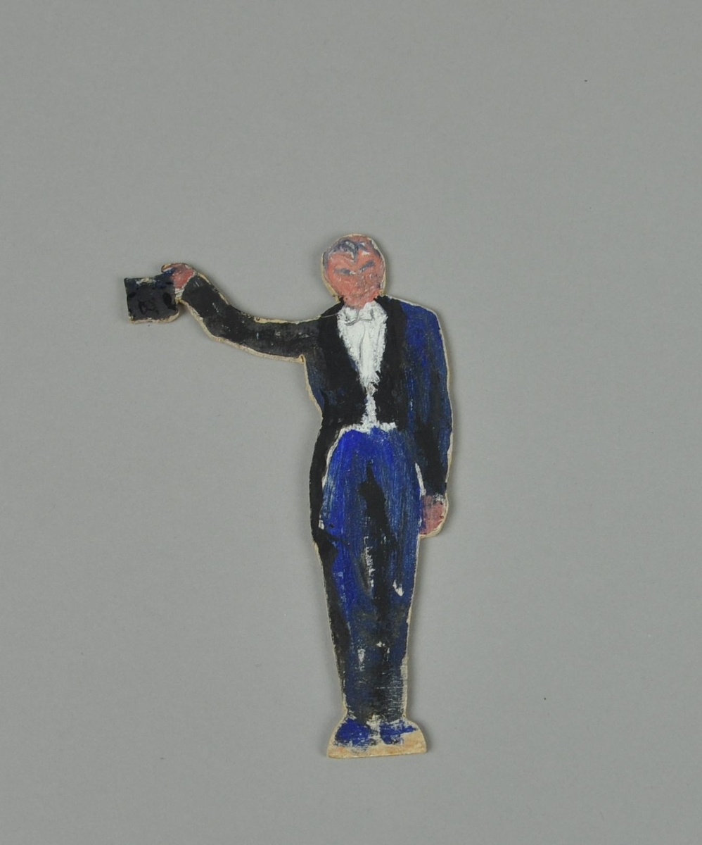 Figur av papp. Figuren forestiller Eiliv Moe, med hatt i utstrakt hånd.